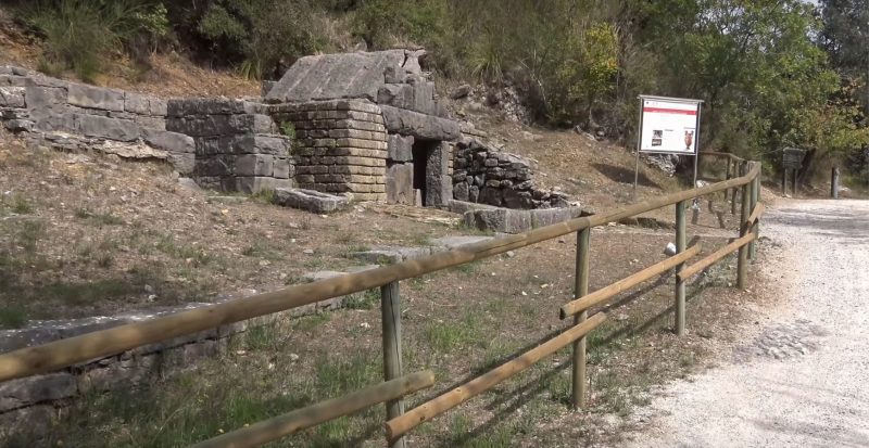 tomba etrusca a roccagloriosa tomba etrusca a roccagloriosa