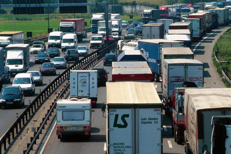 Protesta mercatali oggi, autostrada A1 bloccata fila autostrada repertorio fg - Protesta mercatali oggi, autostrada A1 bloccata