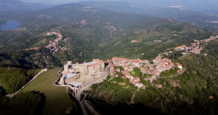 Lustra e Rocca Cilento visti con il drone breve volo in una meraviglia del Cilento 4k (video)