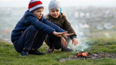 two children playing with fire outdoors in cold we 2022 10 31 22 23 50 utc Copia
