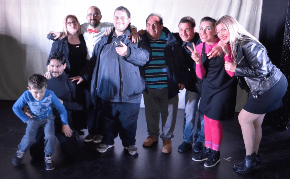 La compagina teatrale La Pazza Idea Composta da persone con disagio psichico volontari e operatori