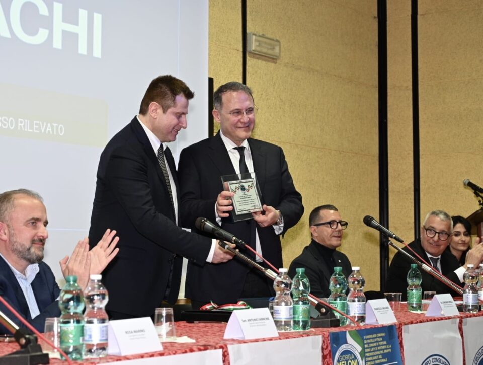 Il Consigliere Capogrupo FdI Francesco Gagliardi consegna la targa al Viceministro Edmondo Cirielli