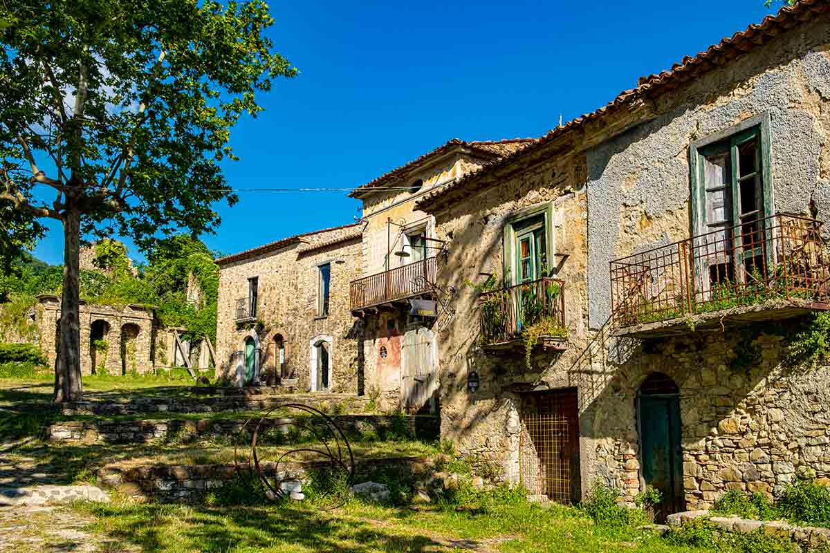 roscigno vecchia borgo fantasma