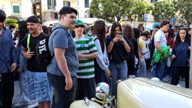 Ragazzi in visita alle auto storiche Aci Salerno