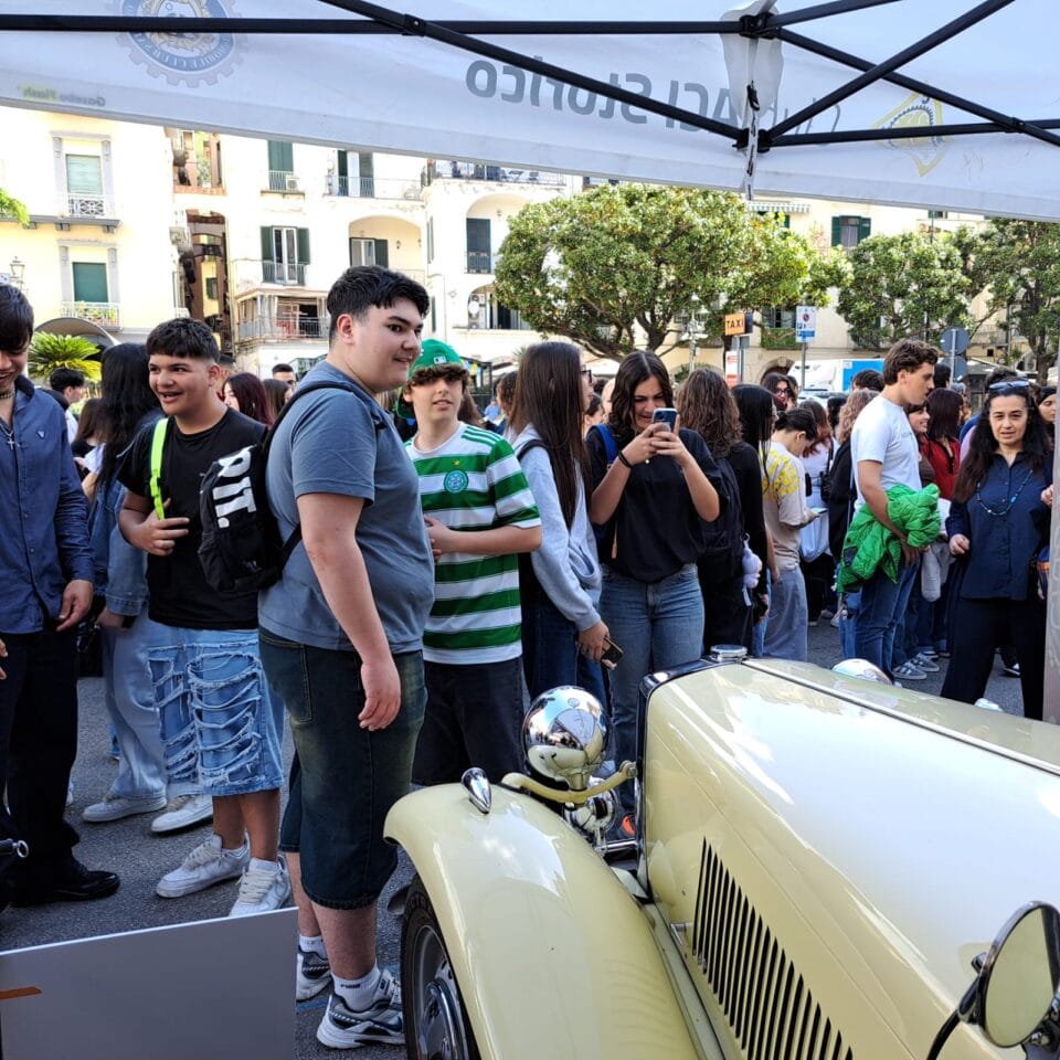 Ragazzi in visita alle auto storiche Aci Salerno