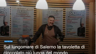 Screenshot at Rosmarinonews.it Sul lungomare di Salerno la tavoletta di cioccolato più lunga del mondo