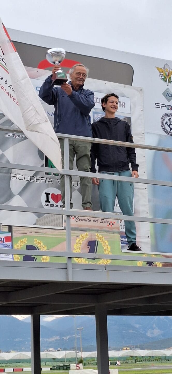 Ciro Riccio premiato dal più giovane licenziato Aci Salerno Carmine Falcione