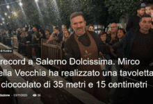 Screenshot at Rosmarinonews.it È record a Salerno Dolcissima. Mirco Della Vecchia ha realizzato una tavoletta di cioccolato di metri e centimetri