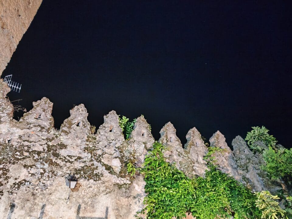 Le antiche mura di Corinoti