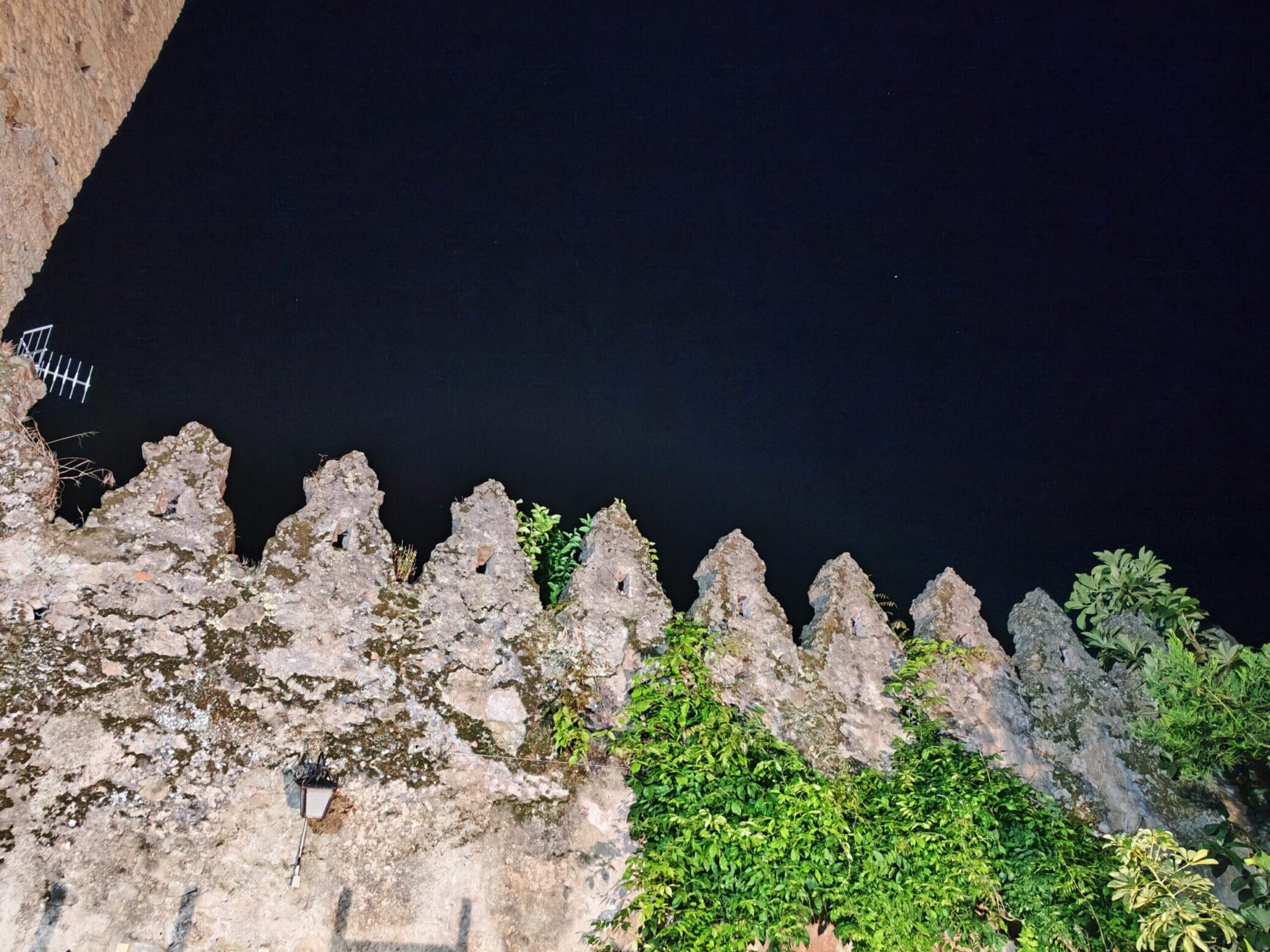 Le antiche mura di Corinoti